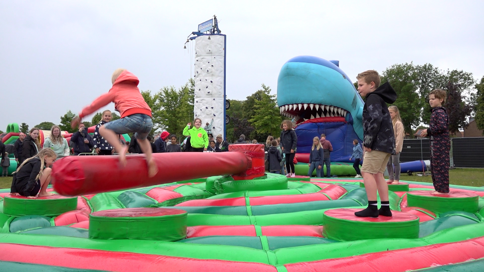 Spetterend Kids at the Park: Regen mag de pret niet drukken! - RTV
