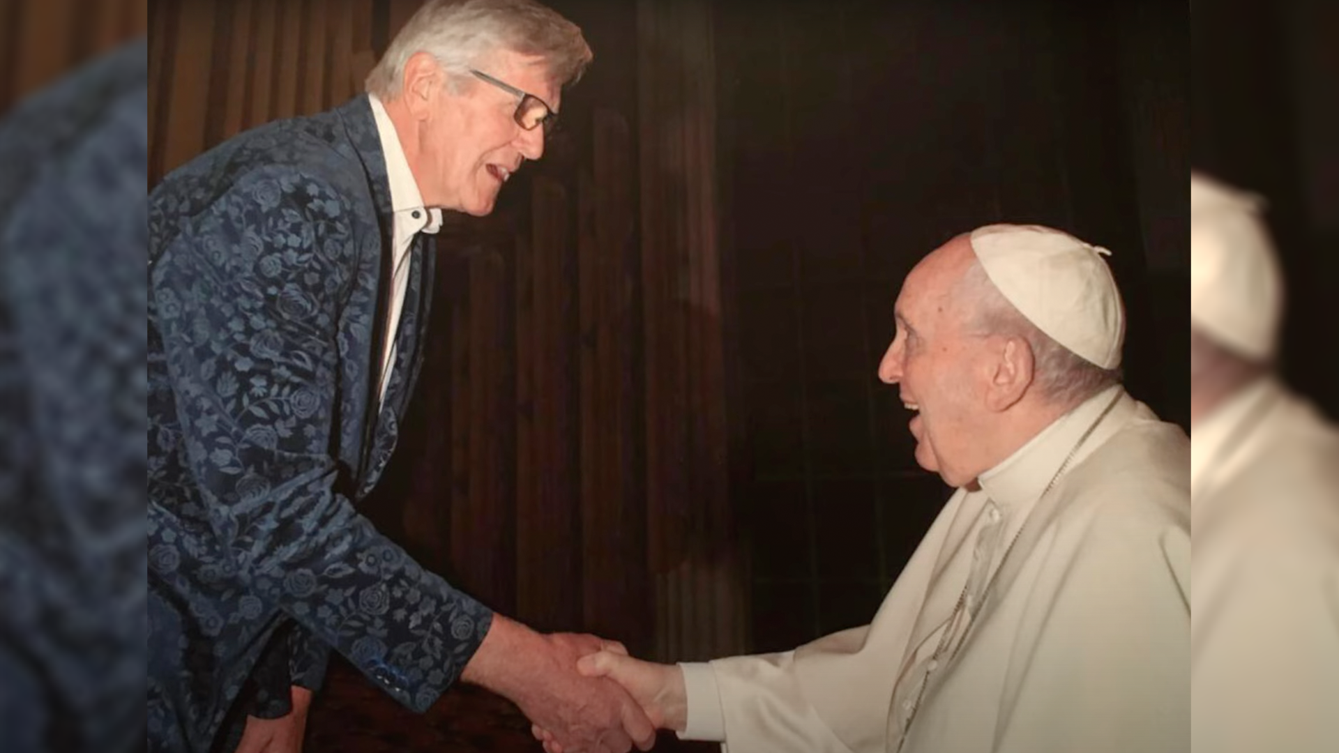 Berkelse Piet helpt voor vijfde keer bij bloemen op Sint-Pietersplein