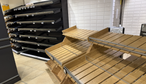 Hamsteren door winterweer: schappen met brood en vlees leeg