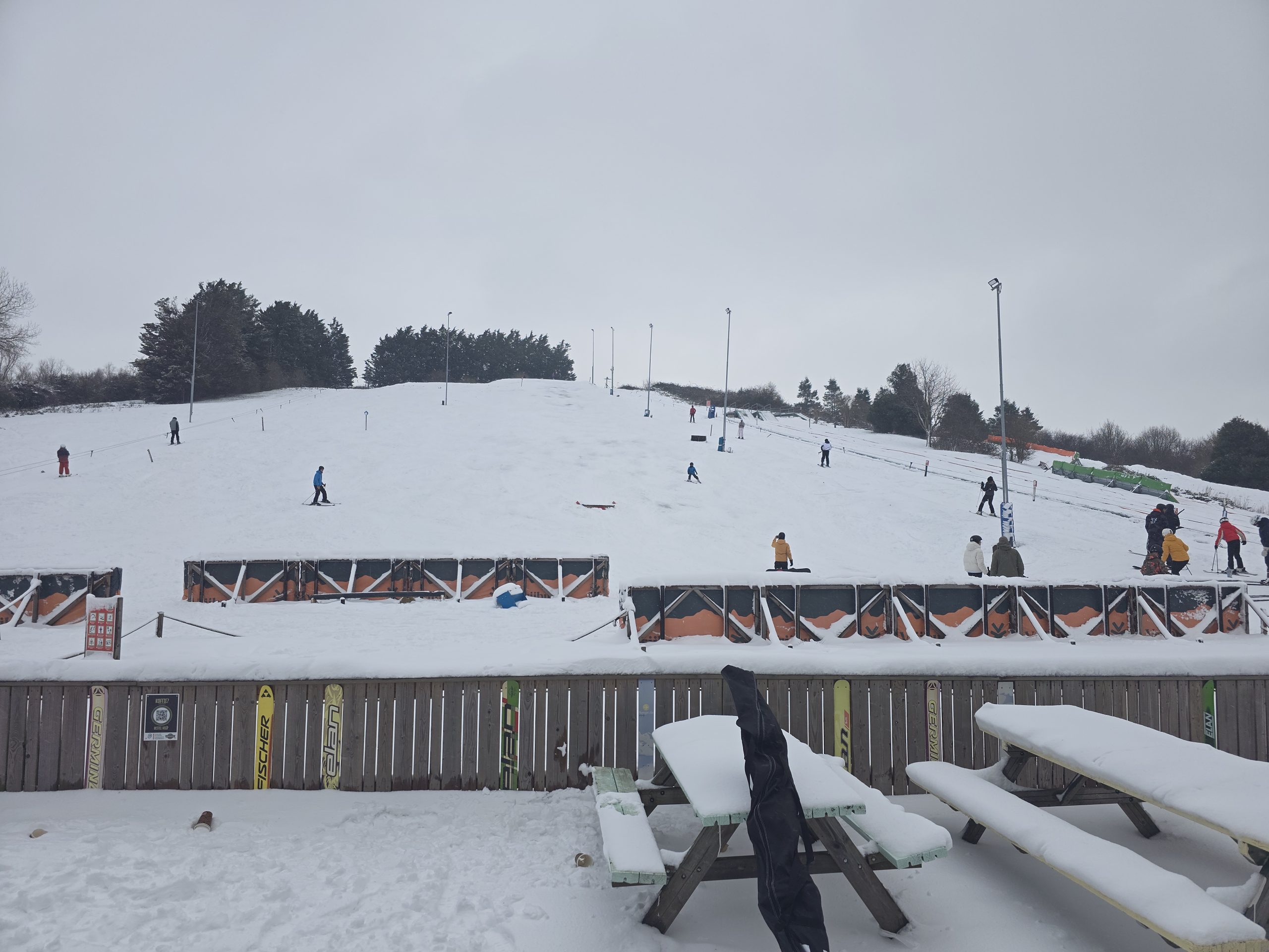 Echte sneeuw op de borstelbaan: “Dat bespaart je weer acht uur rijden!”