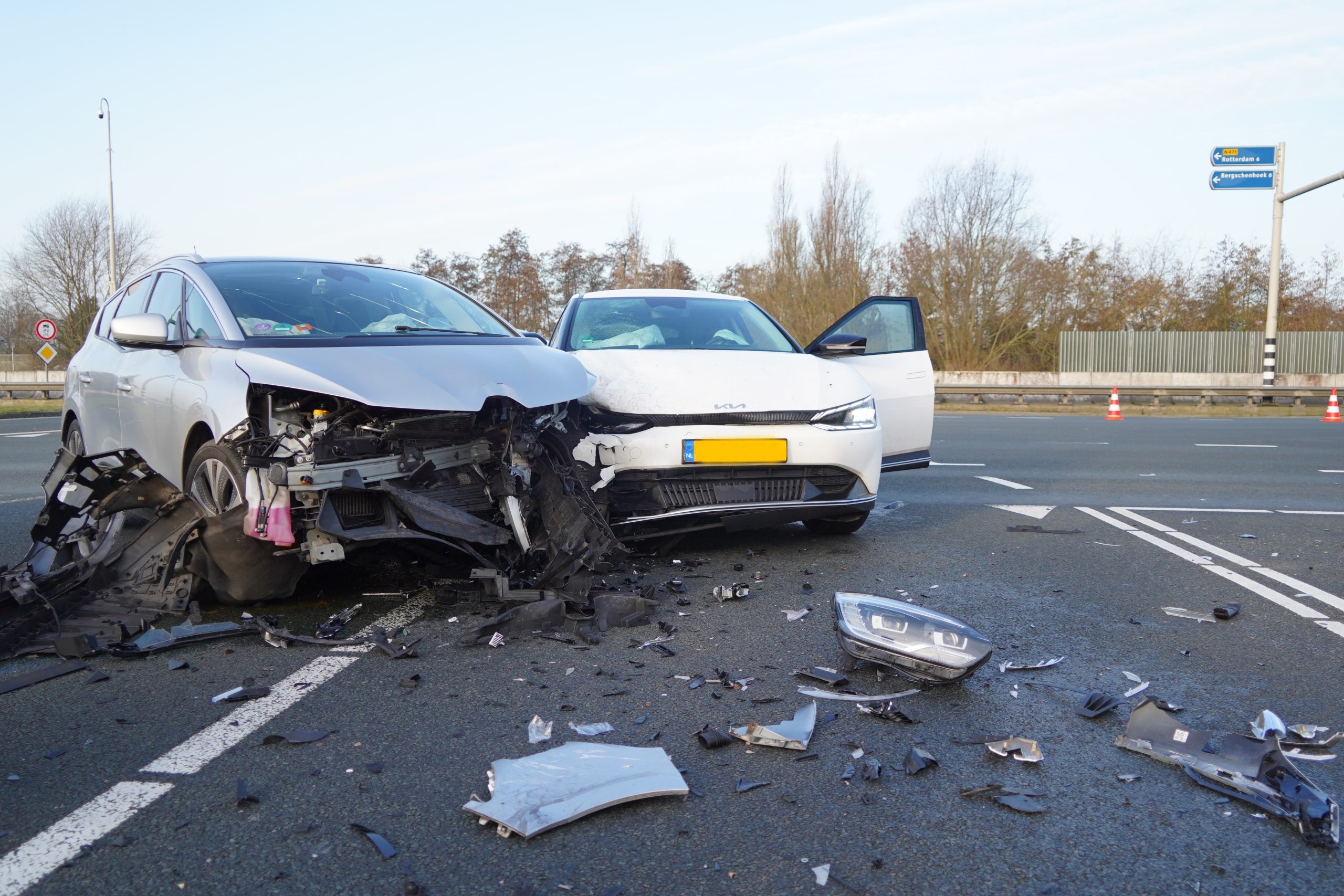 Gewonden en flinke schade na klapper op kruising N471 Berkel en Rodenrijs