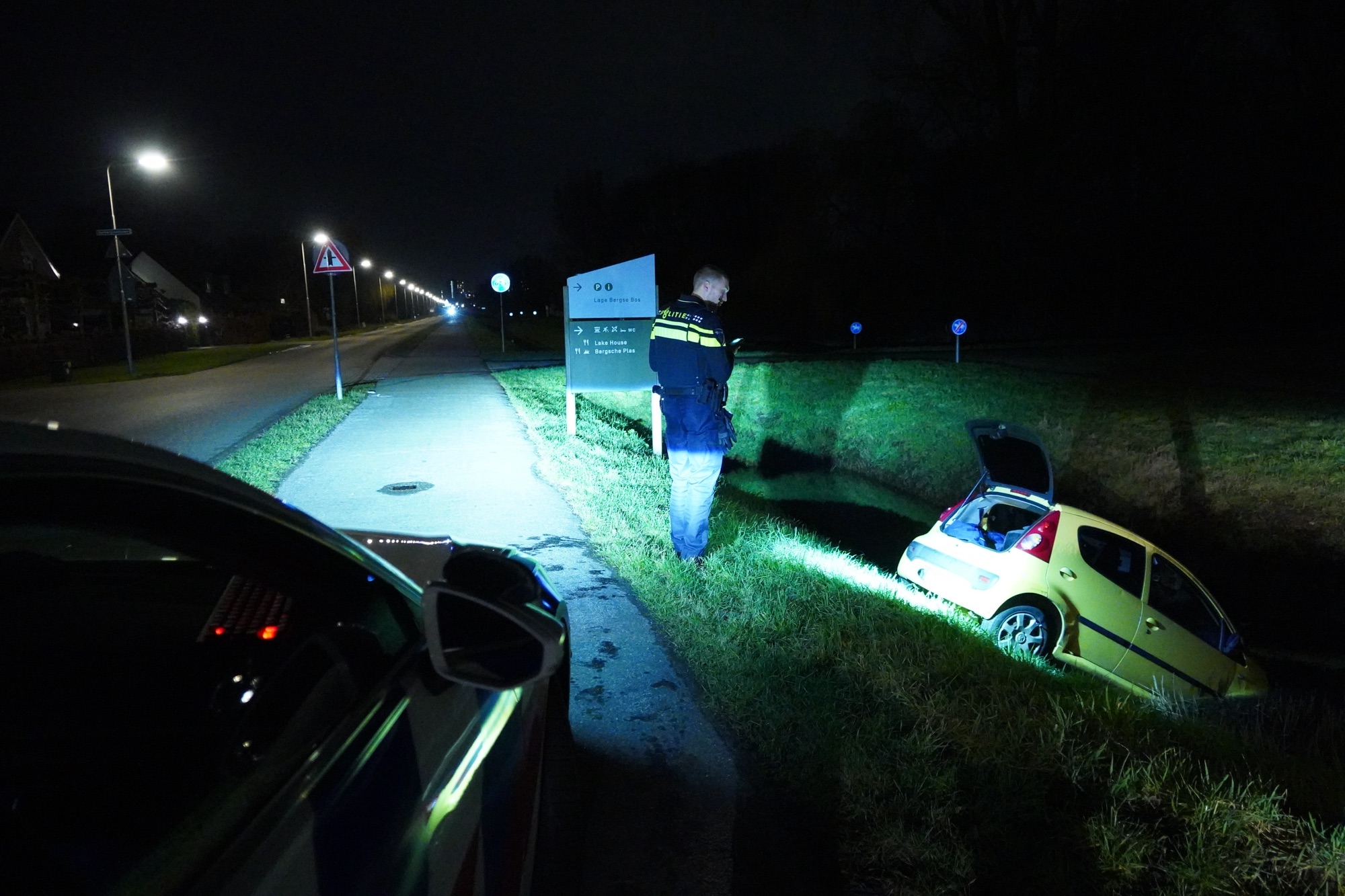 Bestuurder ‘vlucht’ nadat auto te water Hoeksekade Bergschenhoek