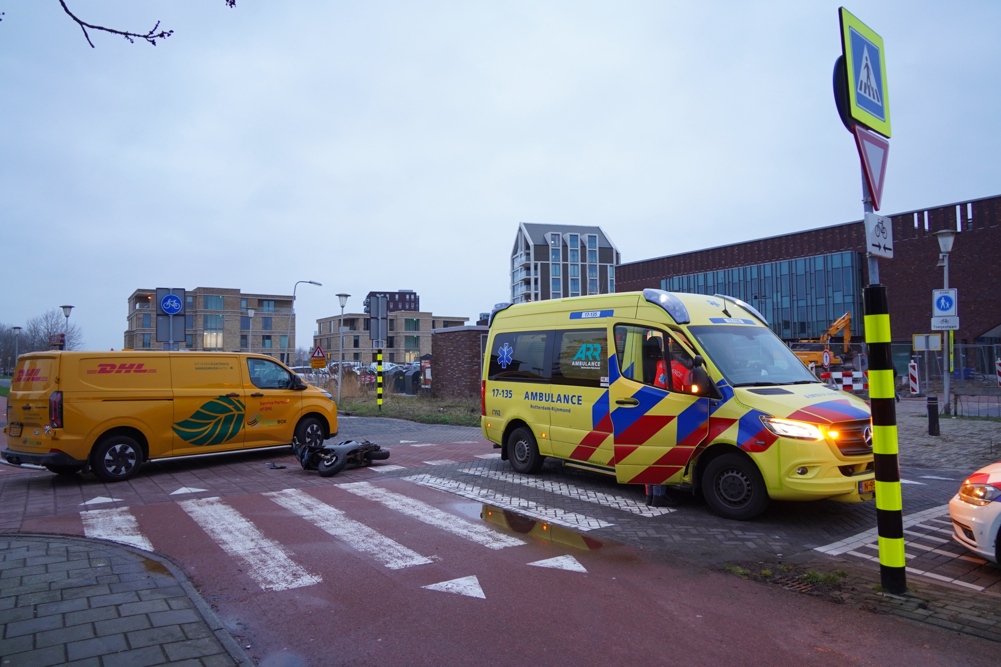 Scooterrijder gewond bij aanrijding met bezorgbus in Berkel en Rodenrijs