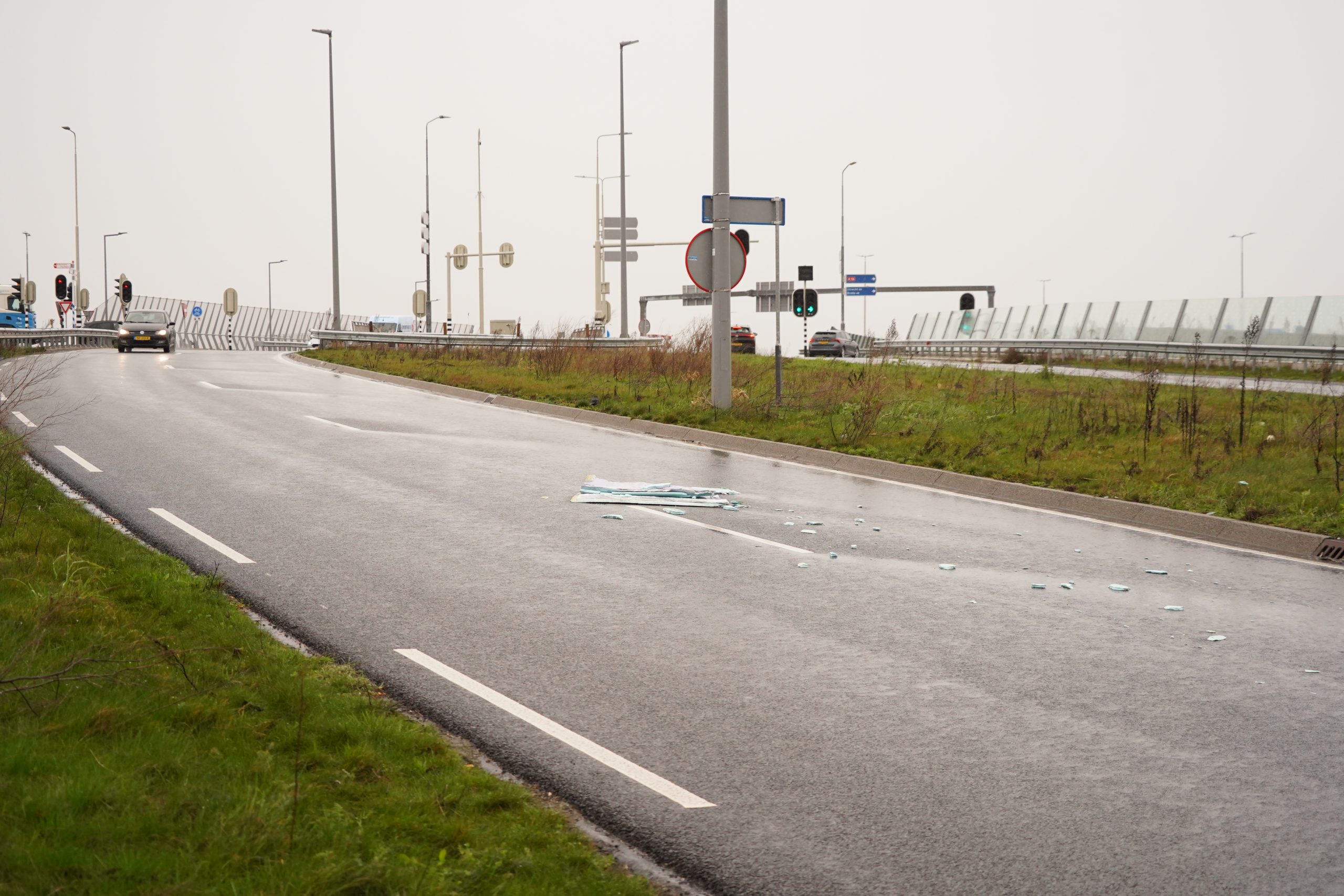 Afgevallen lading zorgt voor gevaarlijke situatie Afrit N209 Ankie Verbeek-Ohrlaan Rotterdam