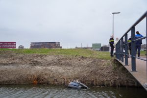 SPA-MEDIA-1700_SPA01472_829 Brommer te water langs de Boterdorpseweg in Bergschenhoek