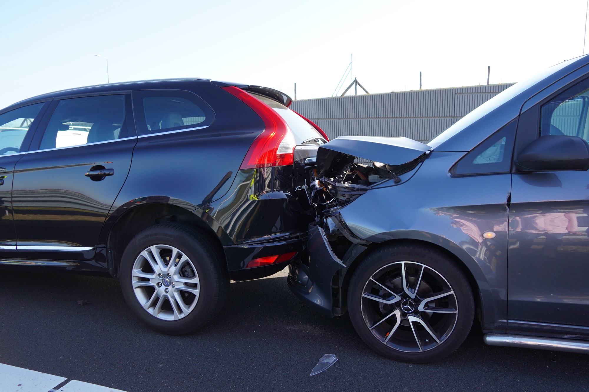 Kop-staart botsing met flinke schade tussen drie voertuigen A16