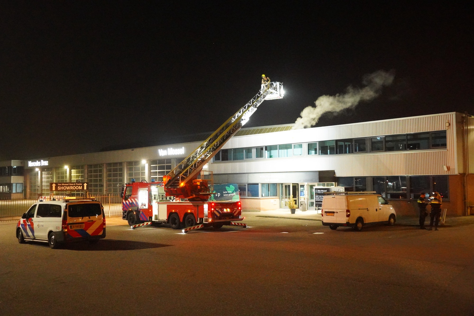Brandweer doet onderzoek naar rookvorming op dak van bedrijfspand Bergweg-Zuid Bergschenhoek