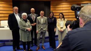 Lintjes Vijf raadsleden krijgen lintje bij afscheid uit de gemeenteraad