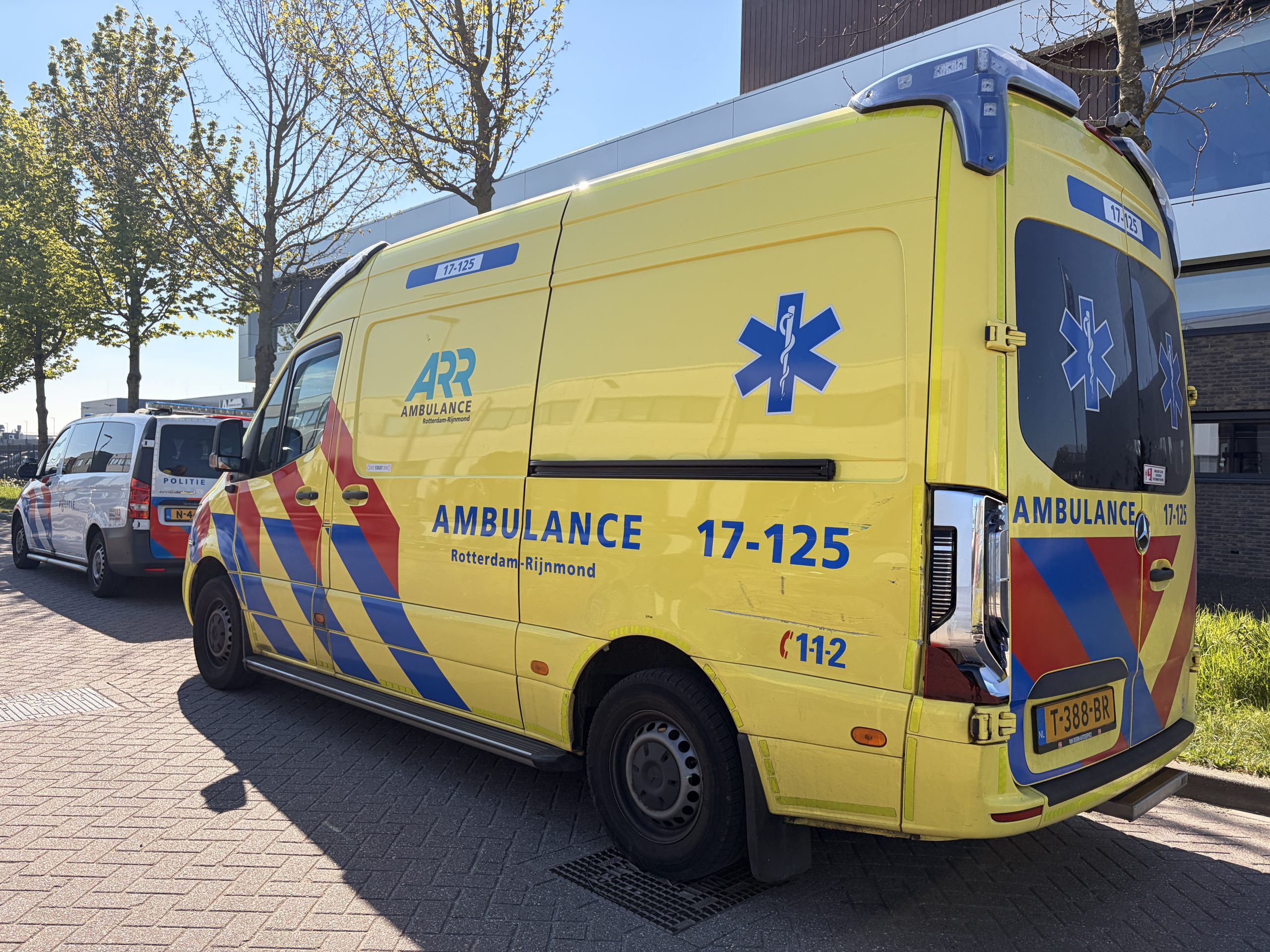 Motorrijder gewond bij val, vrachtwagen botst daarna tegen ambulance in Bleiswijk