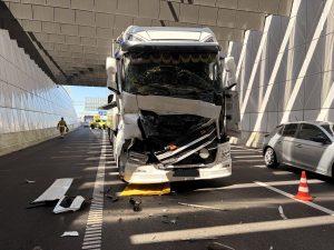 Flinke vertraging en schade na aanrijding tussen twee vrachtwagens Rottemerentunnel Bergschenhoek
