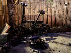 Brandende elektrische fiets in tuin snel geblust door buurman in Bergschenhoek