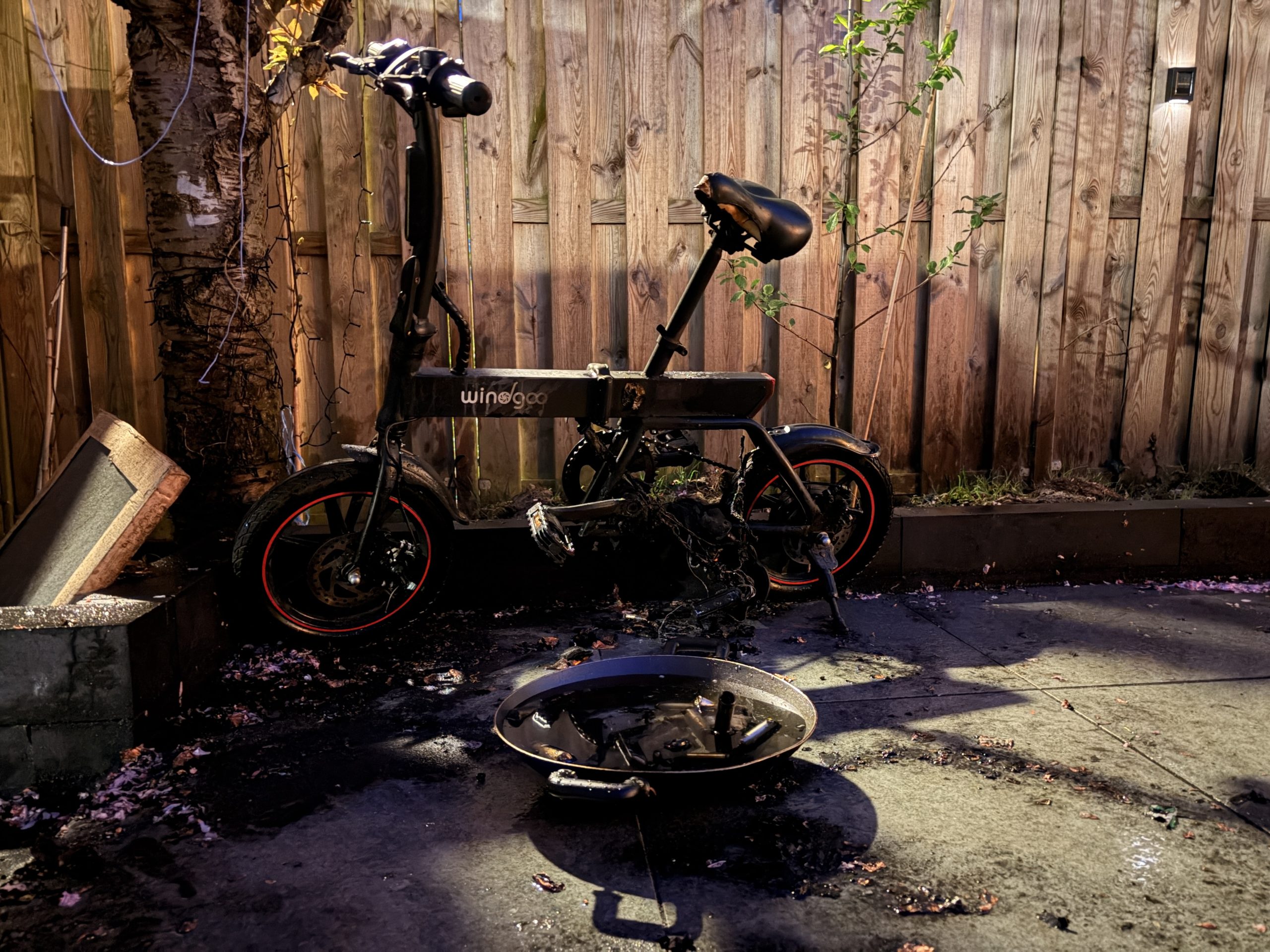 Brandende elektrische fiets in tuin snel geblust door buurman in Bergschenhoek