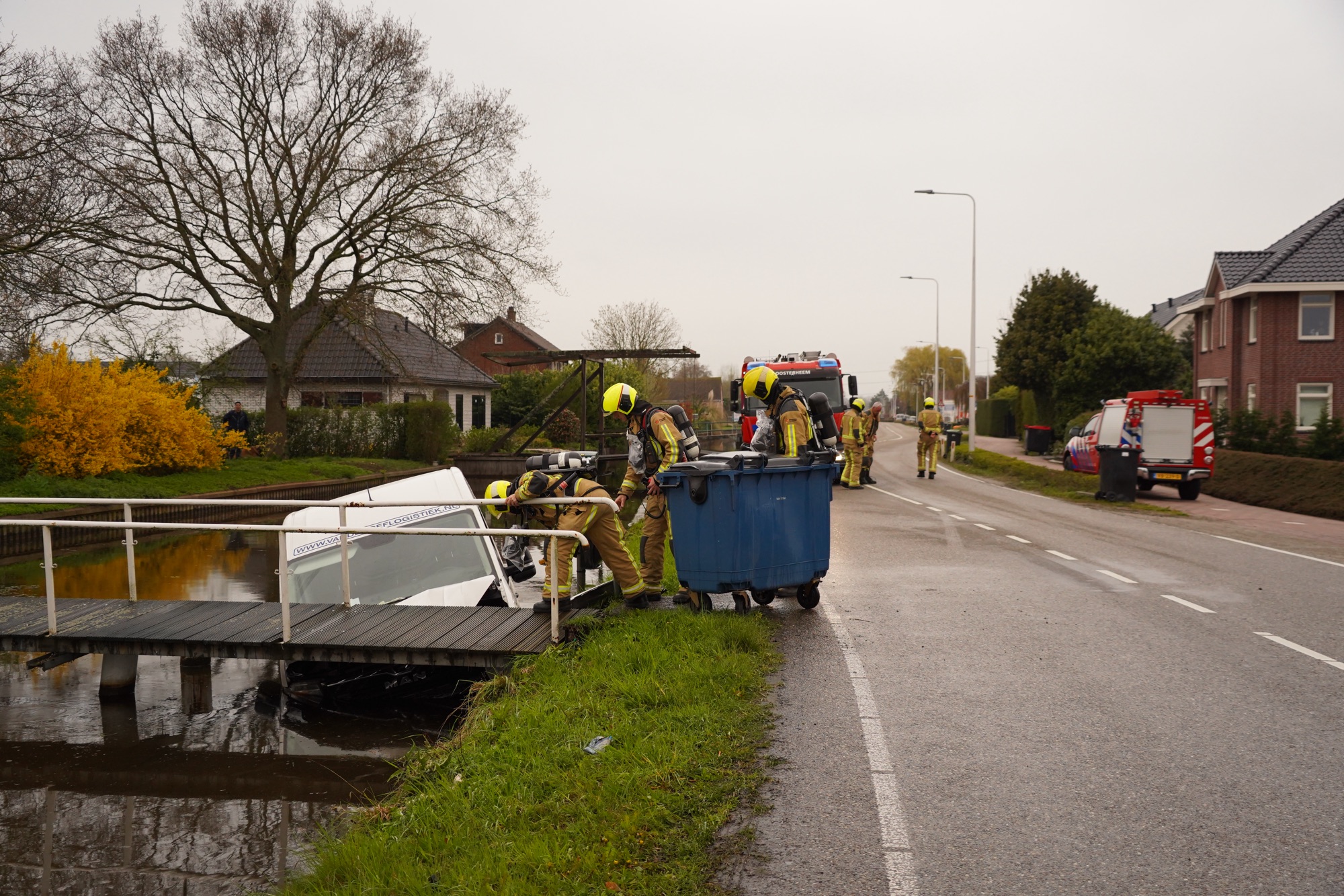 Gaslekkage nadat bestelbus te water raakt Noordeindseweg Berkel en Rodenrijs