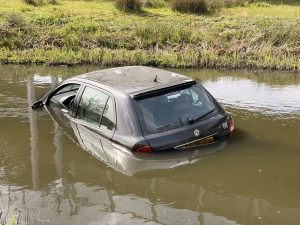img_3644.jpg Automobilist mist bocht en raakt te water Violierenweg Bleiswijk