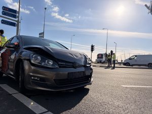 Schade na aanrijding bij toerit N209 / A16 Bergschenhoek