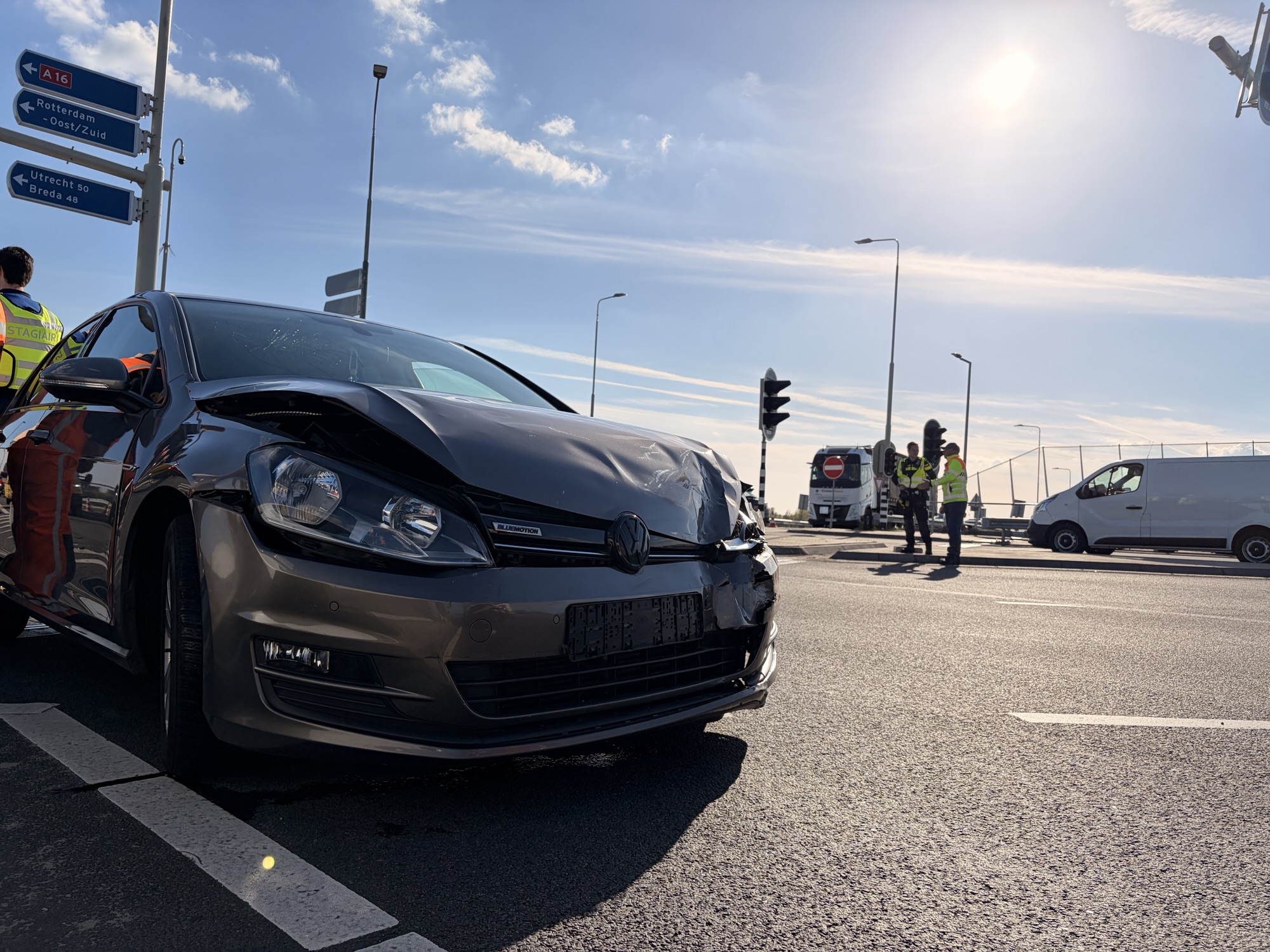 Schade na aanrijding bij toerit N209 / A16 Bergschenhoek