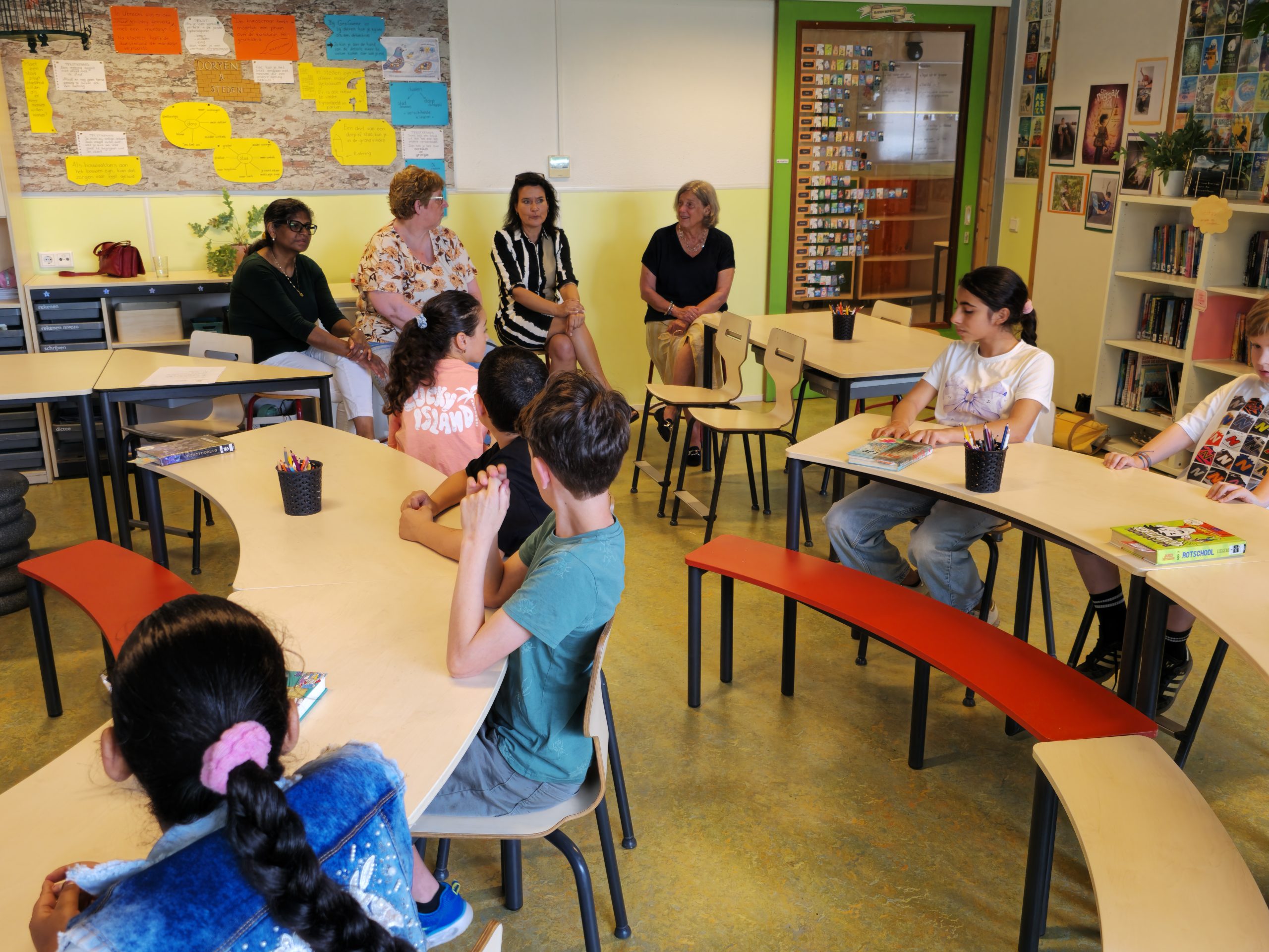 Raadsleden luisteren naar ideeën van leerlingen van basisschool Vuurvogel in Bergschenhoek