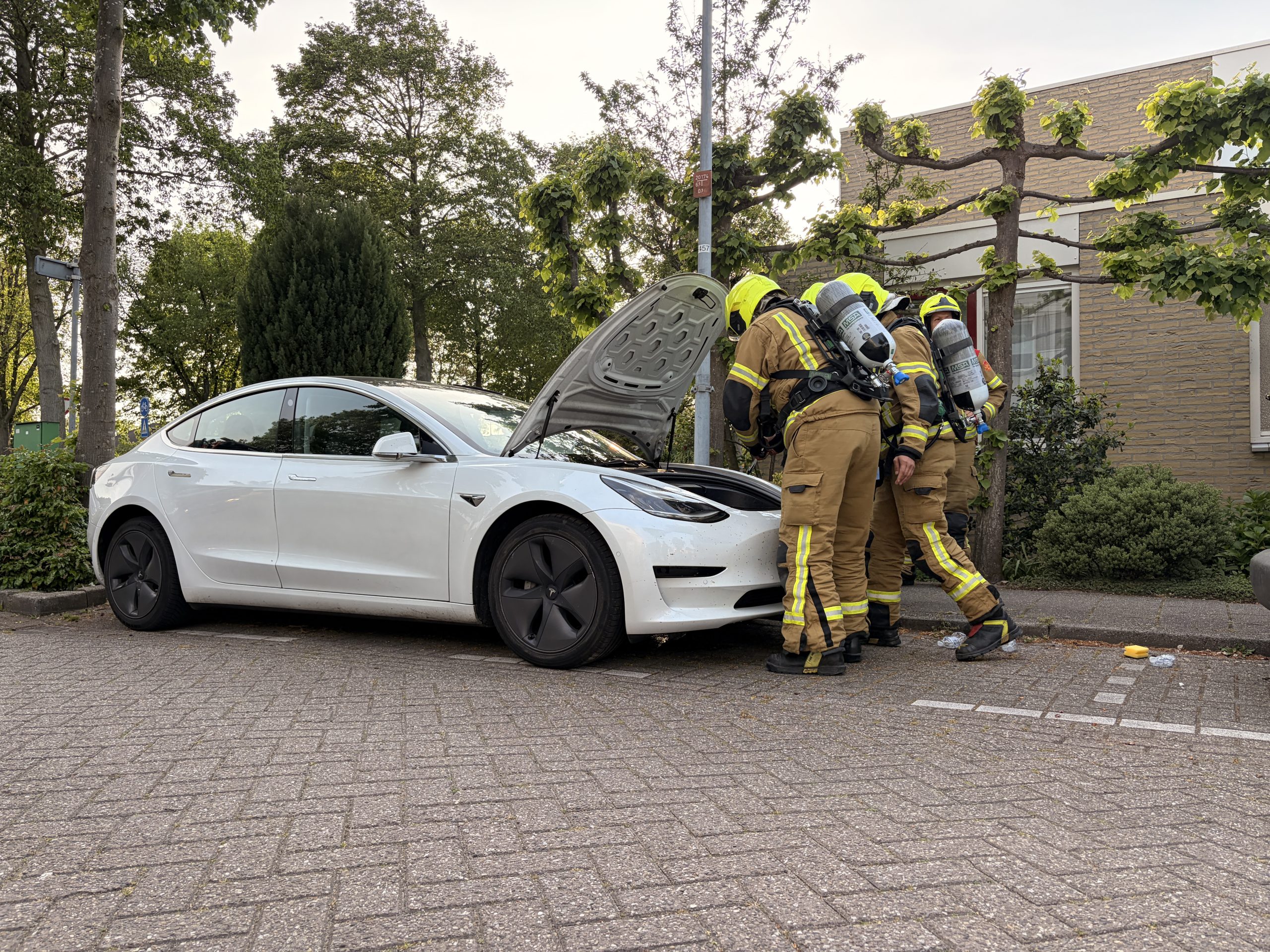 Brandweer doet onderzoek naar rookontwikkeling aan de voorzijde Tesla