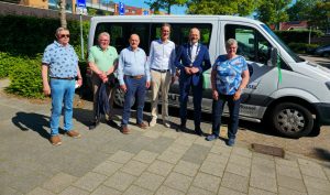 Burgemeester achter het stuur bij 15-jarig jubileum van de 3B-Bus