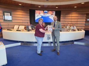 Brieven van leerlingen basisschool Vuurvogel officieel overhandigd aan college