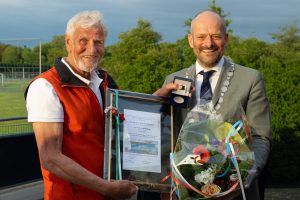 Van eerste wandeltocht tot Gemeentelijke Erepenning: Arnold Oosterlaan krijgt waardering voor 50 jaar inzet