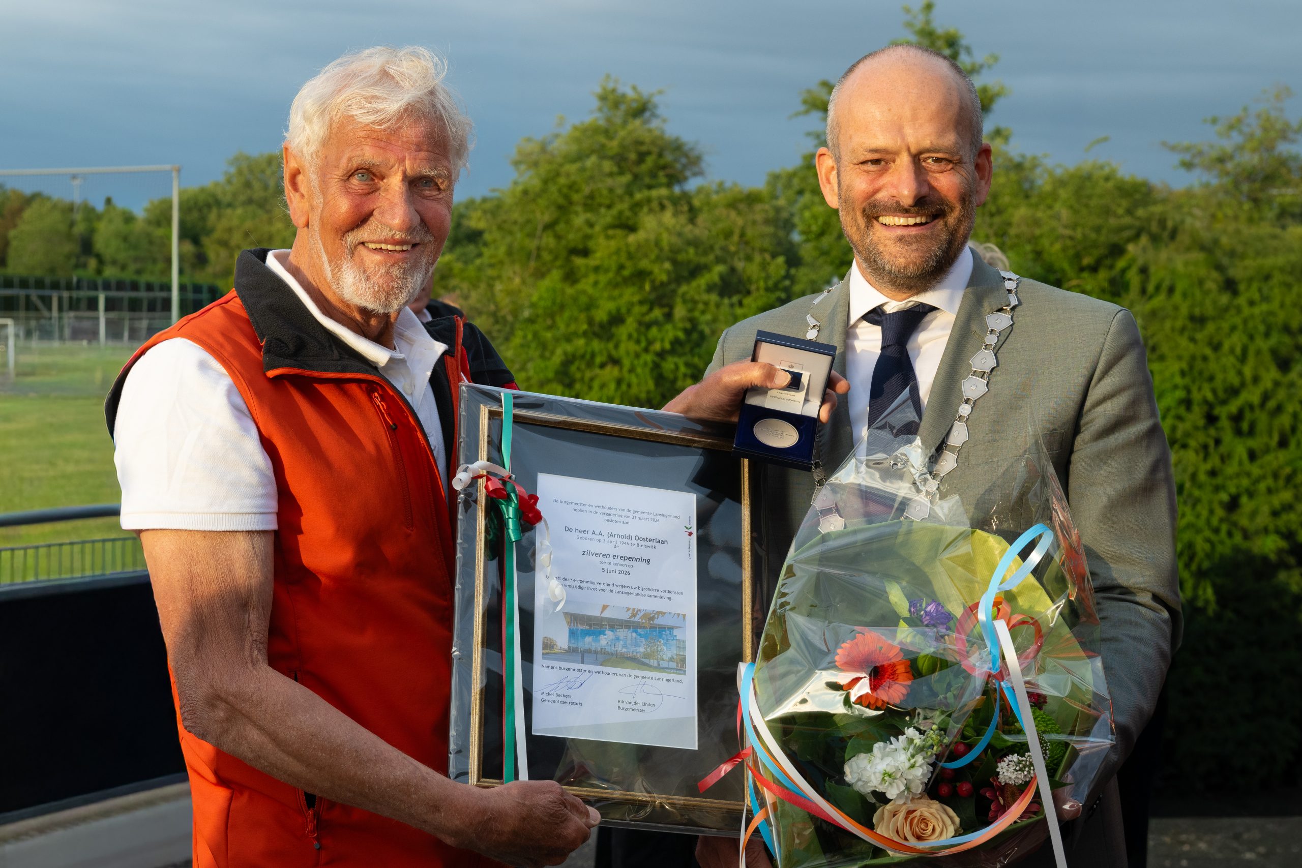 Van eerste wandeltocht tot Gemeentelijke Erepenning: Arnold Oosterlaan krijgt waardering voor 50 jaa