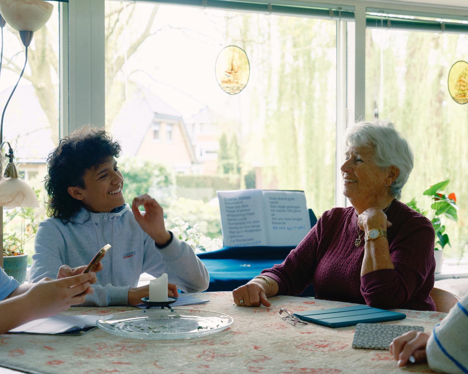 Dare 2B Me brengt jongeren en ouderen dichter bij elkaar